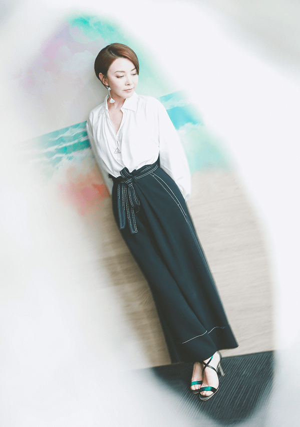 季节 刘威葳示范“四季衬衫”穿搭法，44岁也敢下衣失踪，美得挺高调