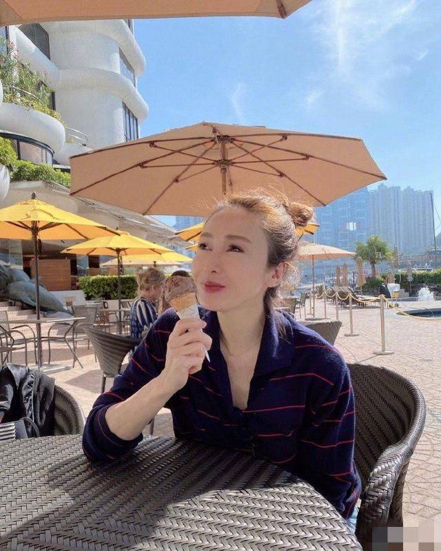 毛衣黎姿50岁还这么漂亮，穿紫色毛衣配牛仔裤，气质温柔甜美！
