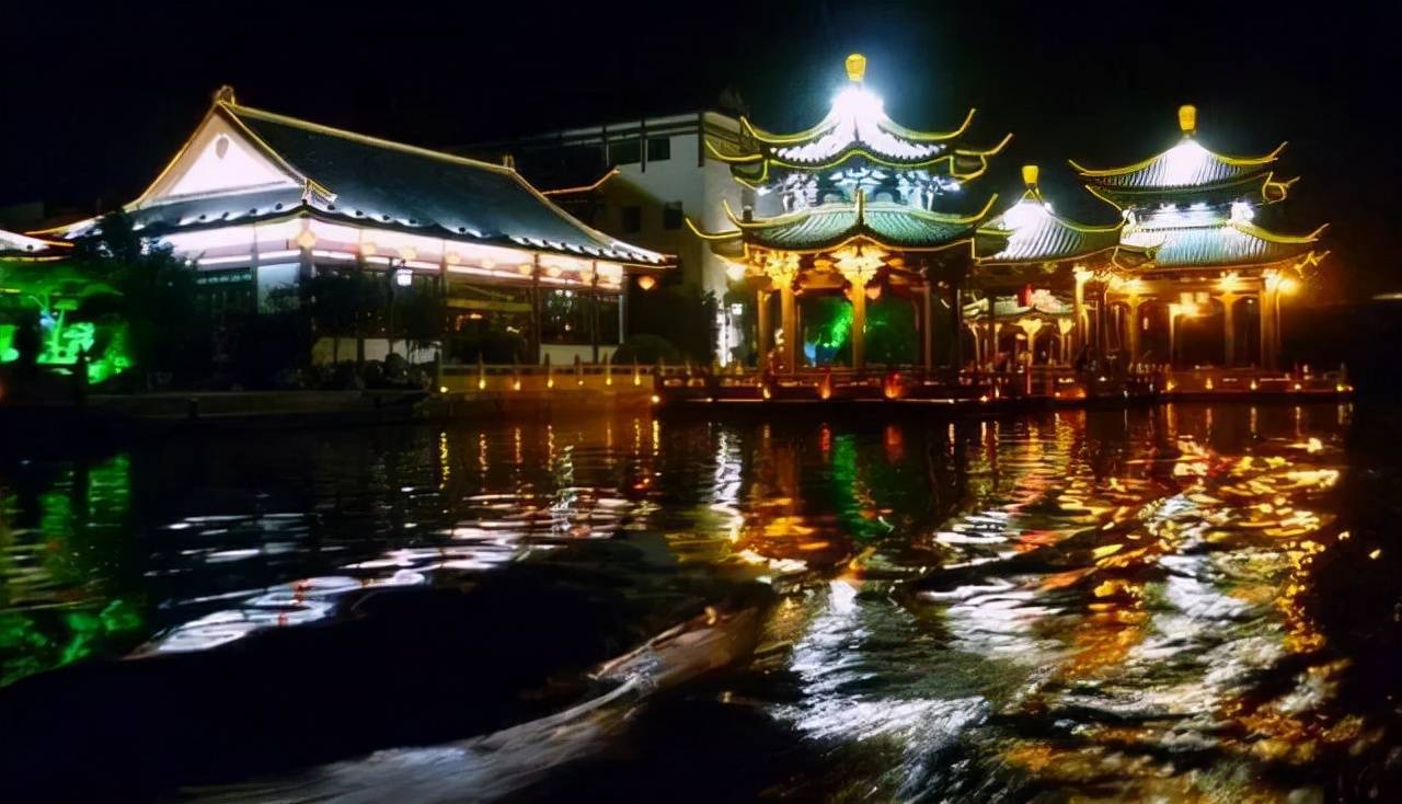 如浙江杭州河坊街夜市,河南开封鼓楼广场,陕西西安风味小吃街都已是