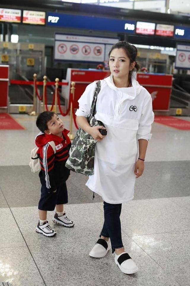 黑色 路人深夜拍到何洁，穿紧身裤腿好细，但腿瘦了上身还是那么胖！