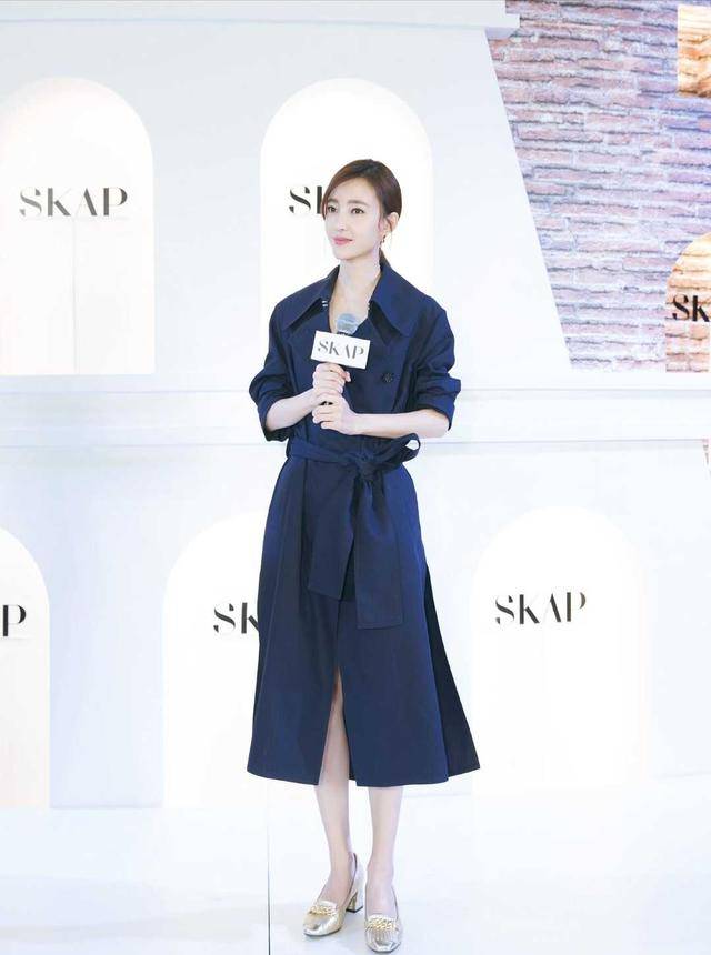 刺绣 王丽坤身材真有“料”，一袭白色连衣裙身材凹凸感十足，美丽动人