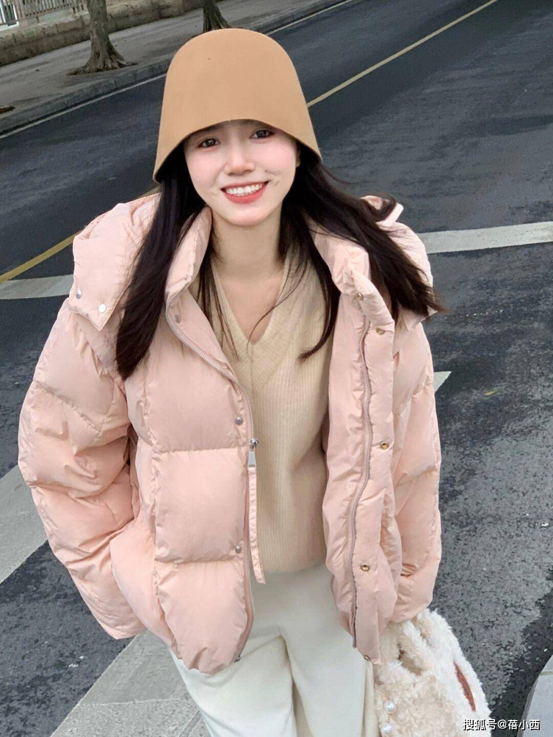 颜色 女人无论年纪多大,穿“羽绒服”都能时髦洋气,跟博主照穿就行