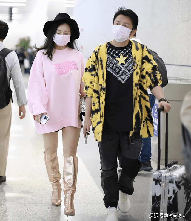 卫衣 冉莹颖邹市明合体走机场,穿长款卫衣配短裤,遮肉显瘦又时髦
