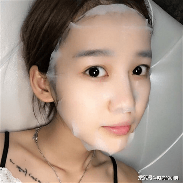 脸部女生敷面膜时，少犯这4个“错误”！毛孔粗大不说，皮肤还会变差