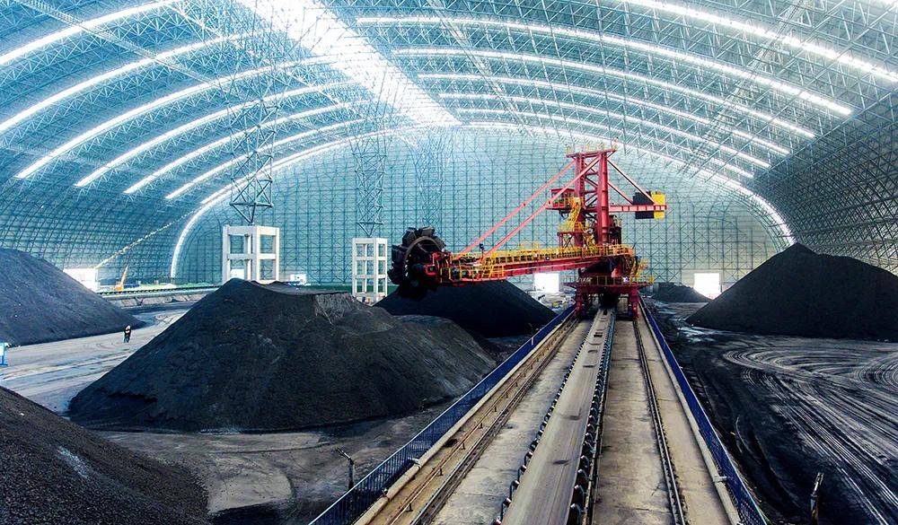 梁山港现代化的储煤棚内景一角