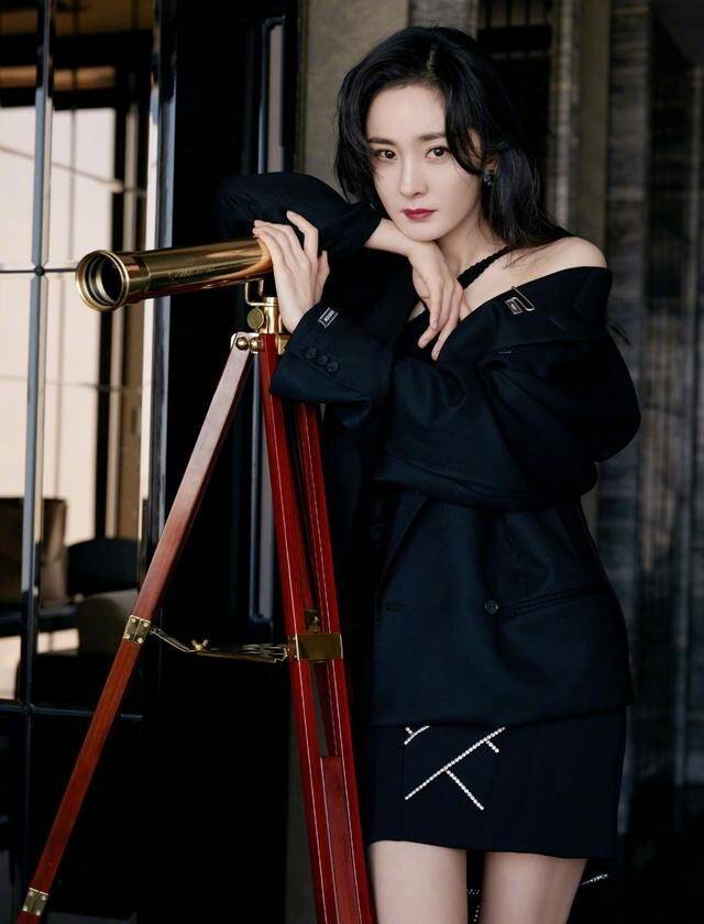 黑色 杨幂再次“装嫩”成功，露肩上衣配短裙打扮似学生，身材让人羡慕