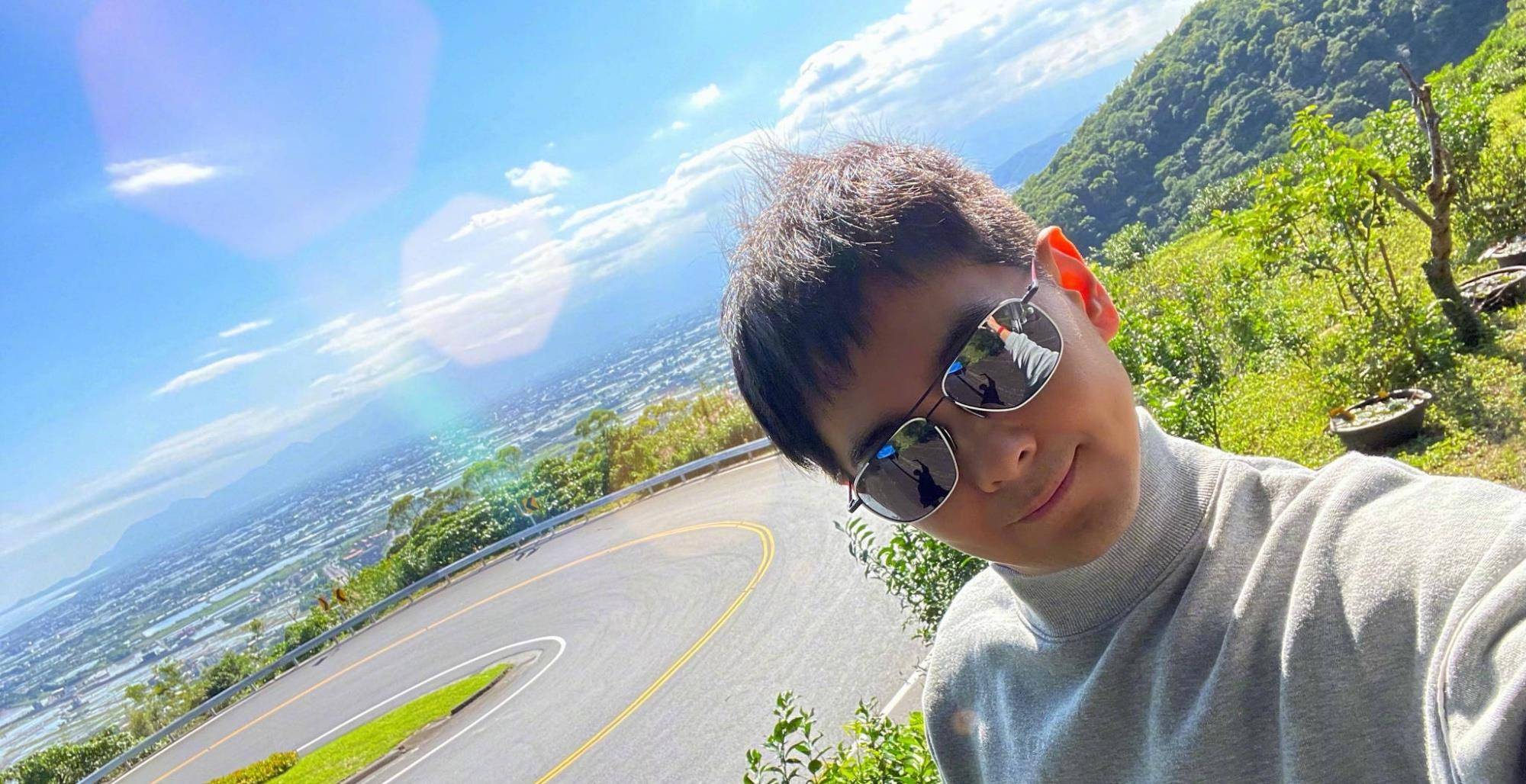 林志颖陪小儿子提前练习圣诞节表演曲目,小家伙弹完自豪地鼓起掌