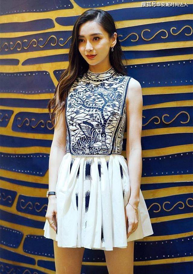 健美 30岁baby一袭绣花短裙，与31岁苗苗同框比美，似一对姐妹花