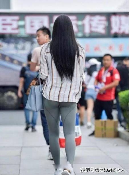 休闲风 瑜伽裤这么穿,时尚美丽又感性