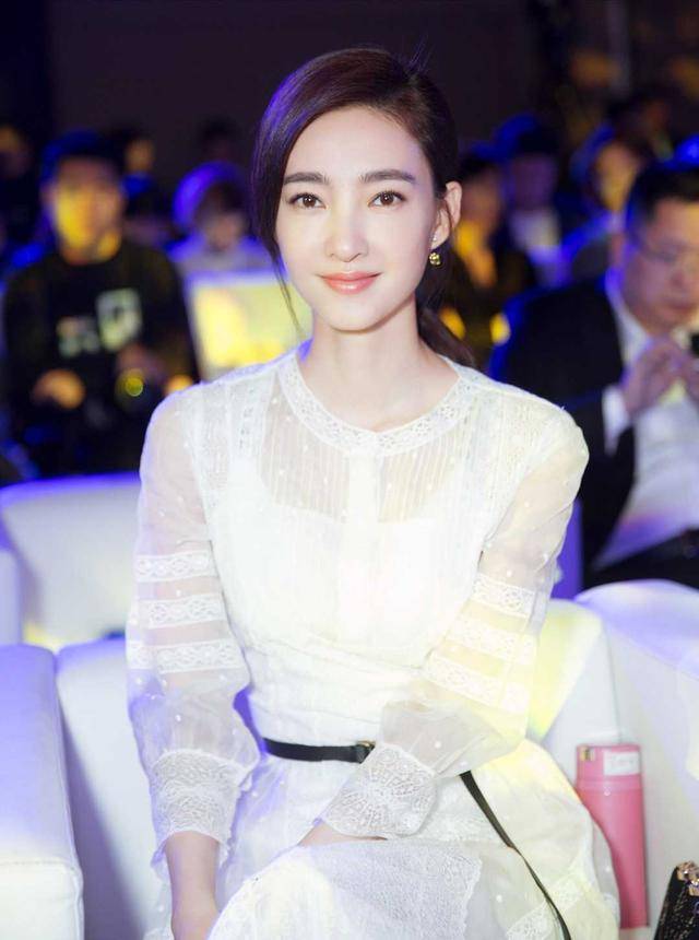 刺绣 王丽坤身材真有“料”，一袭白色连衣裙身材凹凸感十足，美丽动人