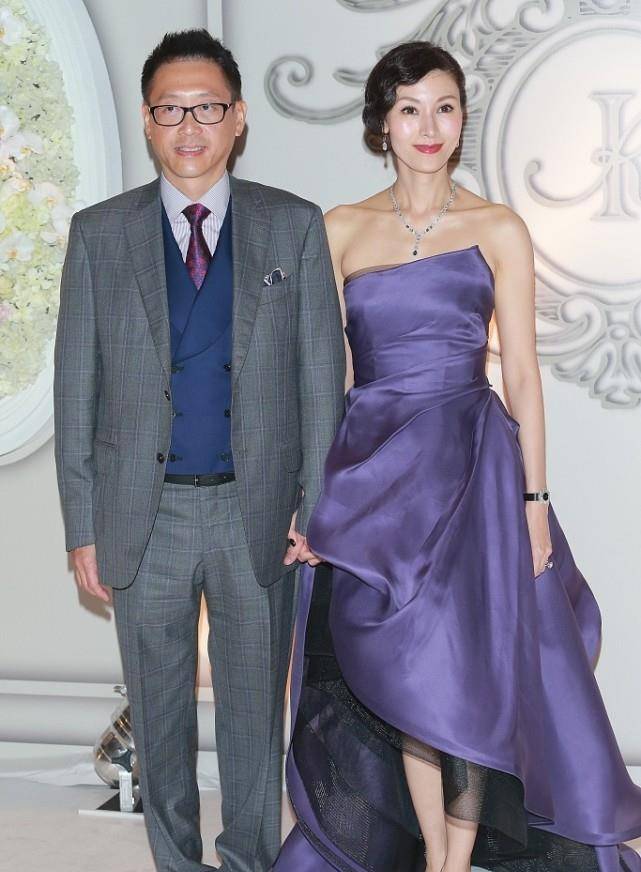 魅力 52岁的李嘉欣穿紫色小礼裙很显“贵”，身材没缩水，状态真好