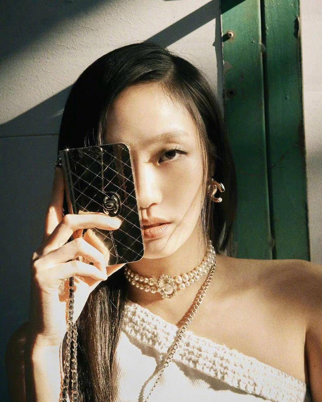 渔网 单眼皮女神金高银登杂志封面,渔网袜秀漫画腿,挑战朋克风超惹眼