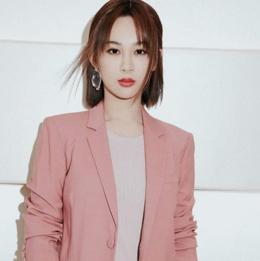 服装 杨紫开始转型了吗，穿上40多岁女人的衣服，还真挺有老板范儿的