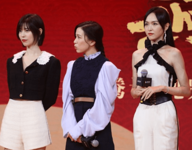 黑色 佘诗曼真会扮嫩！与小8岁唐嫣同框像同龄人，45岁状态灵动似少女