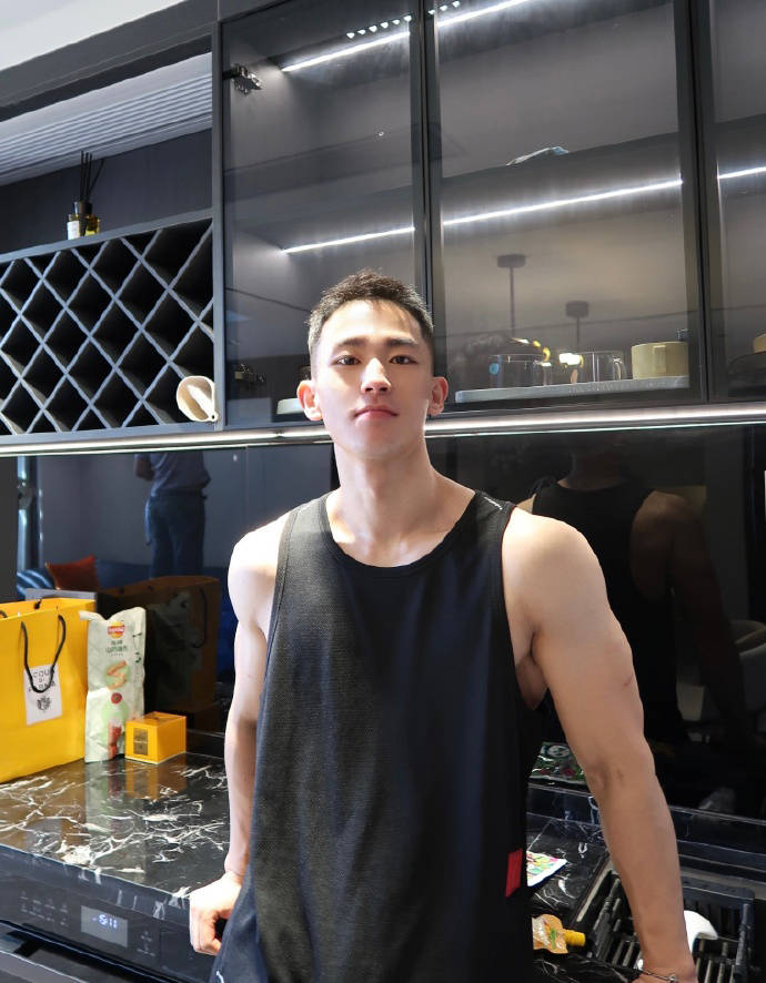 熱愛擼鐵的空少，健身是一種生活方式，鍛造出霸氣胸肌健壯麒麟臂！ 健身減肥達人 第10张