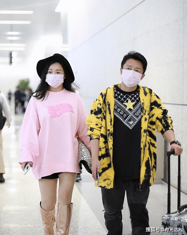 卫衣 冉莹颖邹市明合体走机场,穿长款卫衣配短裤,遮肉显瘦又时髦