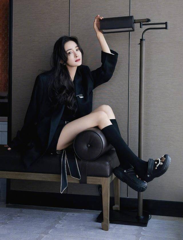 黑色 杨幂再次“装嫩”成功，露肩上衣配短裙打扮似学生，身材让人羡慕