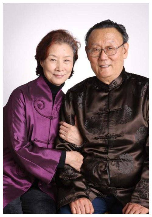 原创老戏骨吕中47岁进入演艺圈儿媳是影后女儿更是她的骄傲