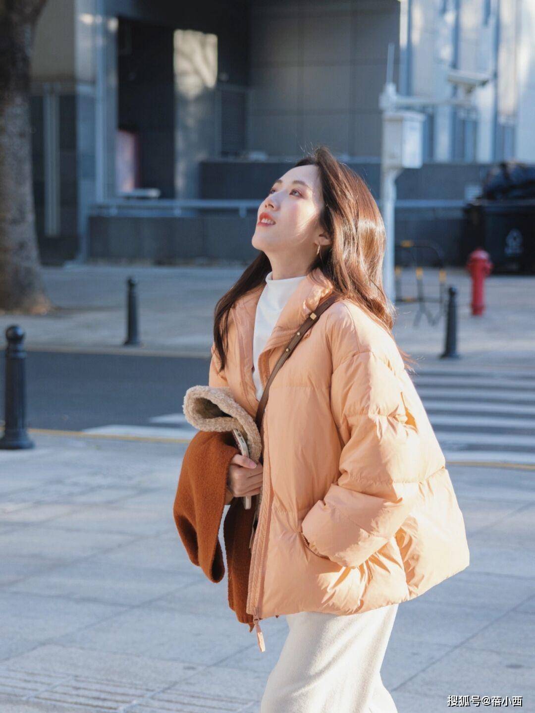 颜色 女人无论年纪多大,穿“羽绒服”都能时髦洋气,跟博主照穿就行