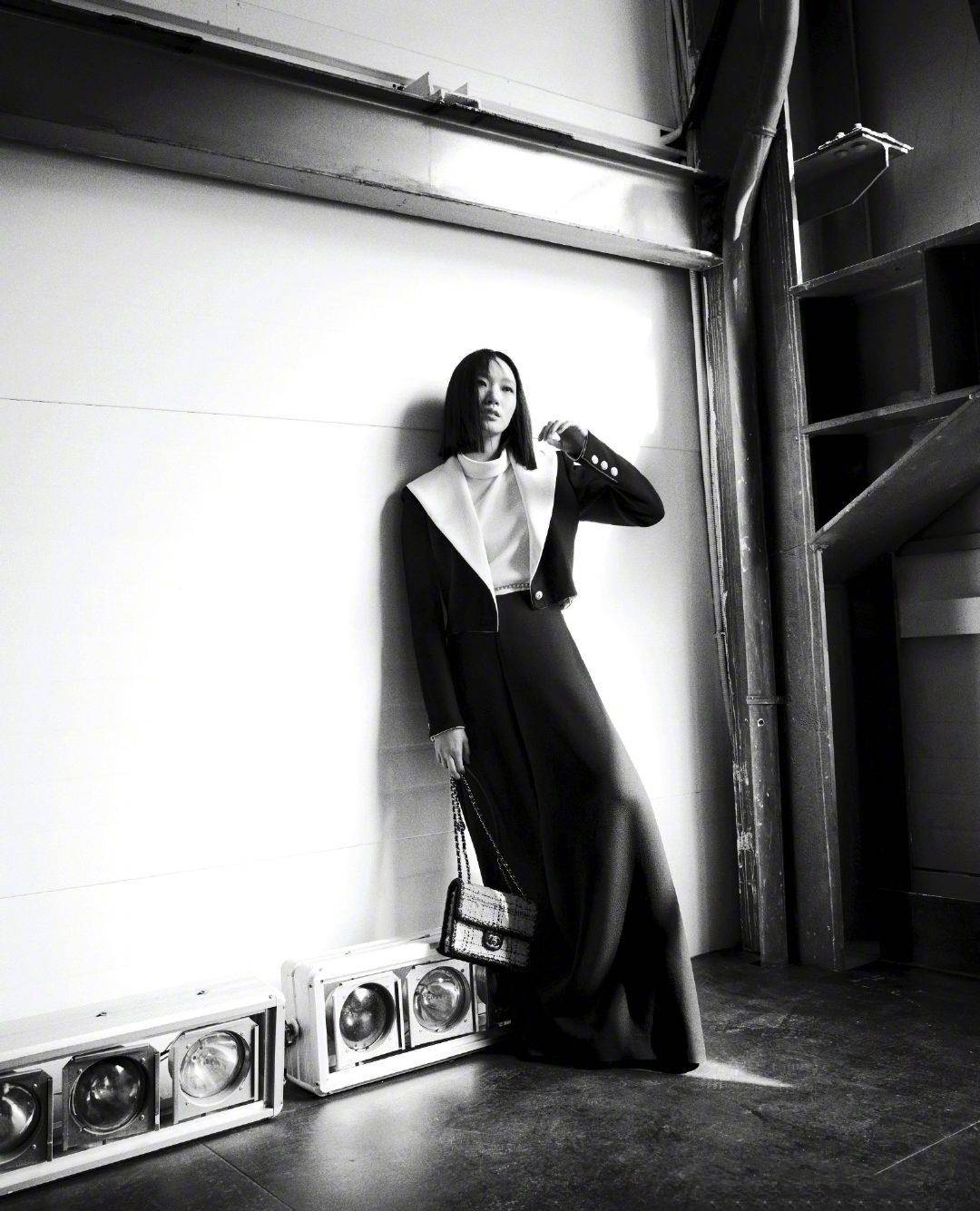 渔网 单眼皮女神金高银登杂志封面,渔网袜秀漫画腿,挑战朋克风超惹眼