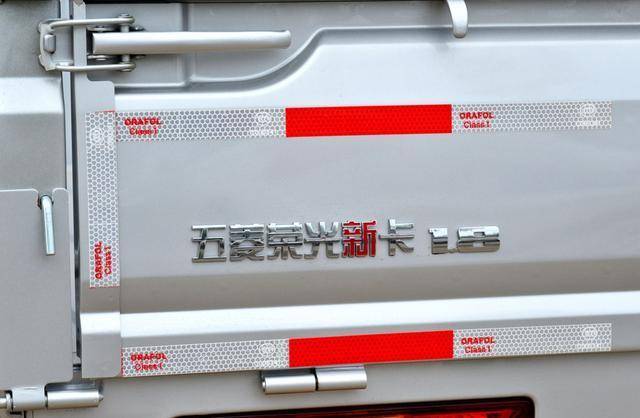 五菱荣光新卡车主用3点谈爱车 情怀品牌和实力车型的共存 五菱汽车 用车 装卸货物 五菱荣光新卡车主用3点谈爱车 情怀品牌和实力车型的共存 五菱汽车 用车 装卸货物