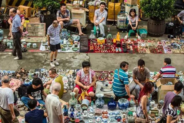 凌晨热闹的西安鬼市,专门卖一些古董,旧货,当地人爱来这淘宝