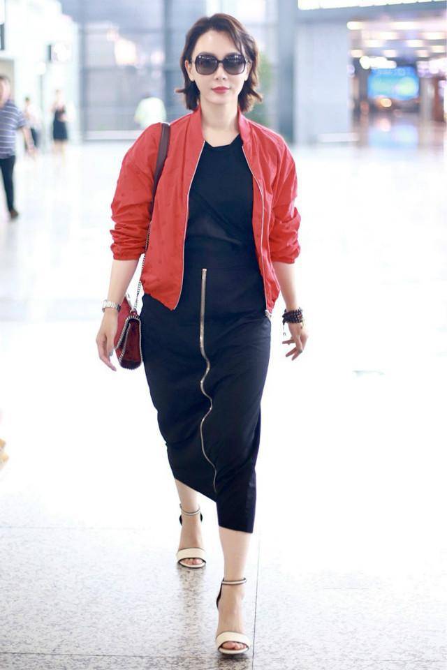 黑色 奔四的女人尽量不要打底裤配裙子!学陈数这样穿,美得优雅又气质