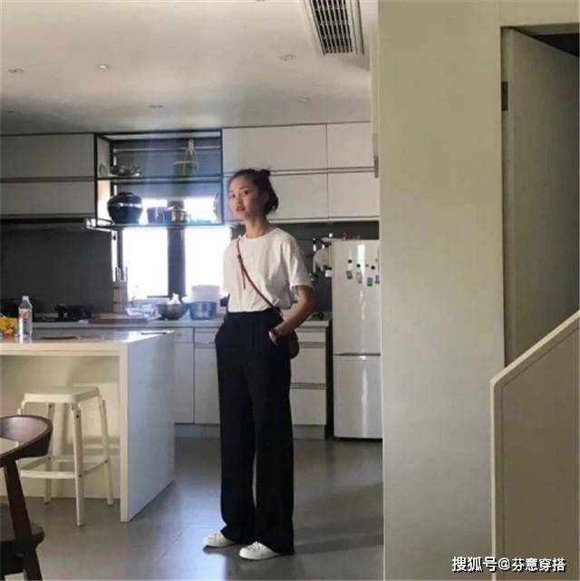 下装 女生穿T恤，别总搭短裤，今年流行穿这4种“下装”，时髦有个性！