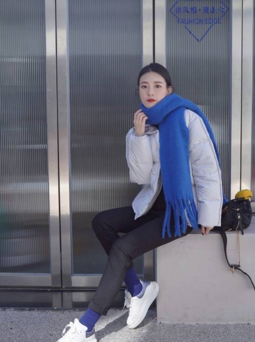 黑色 穿不厌的羽绒服,入冬选择这么穿不仅保暖舒适,还很减龄又时髦