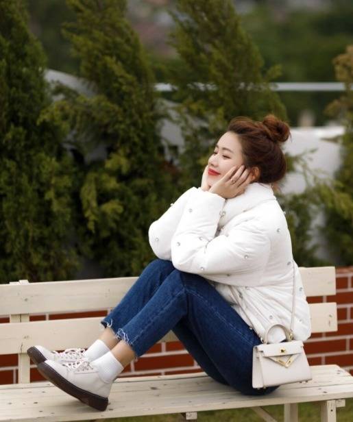 黑色 穿不厌的羽绒服,入冬选择这么穿不仅保暖舒适,还很减龄又时髦