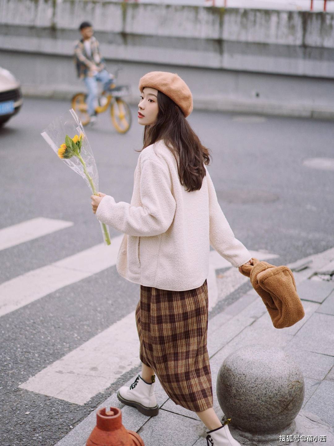 羊羔 冬季还是穿“羊羔毛外套”最减龄，配半身裙、小黑裤，时髦又洋气