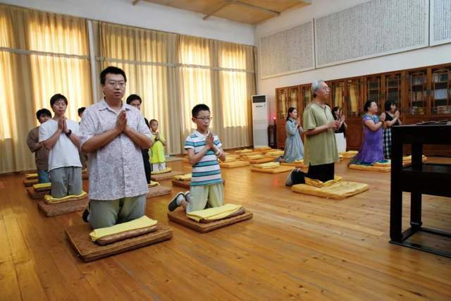诵经,念佛是要做好,但到一定程度以后,就要专门拿出时间来好好看书,要