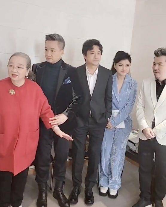 阎维文 星光大道总决赛后台曝光，阎维文杨洪基显年轻，于文华红唇好迷人