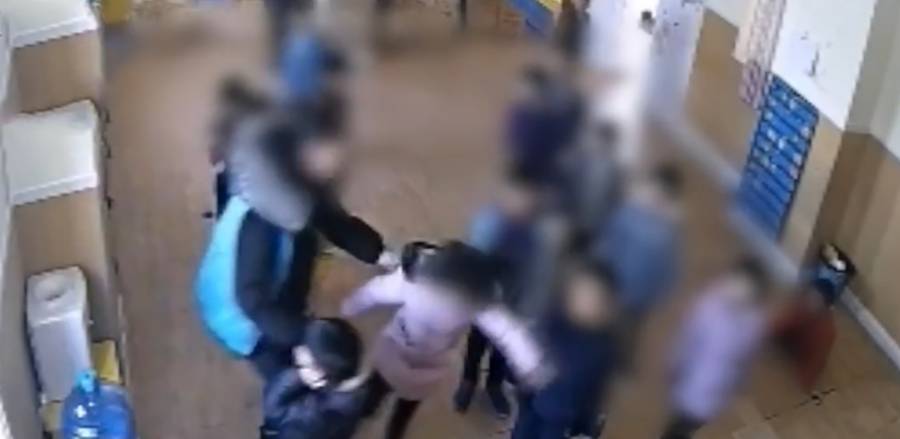 家长|幼儿园女老师暴打幼童，家长怒找记者曝光：不止一次了