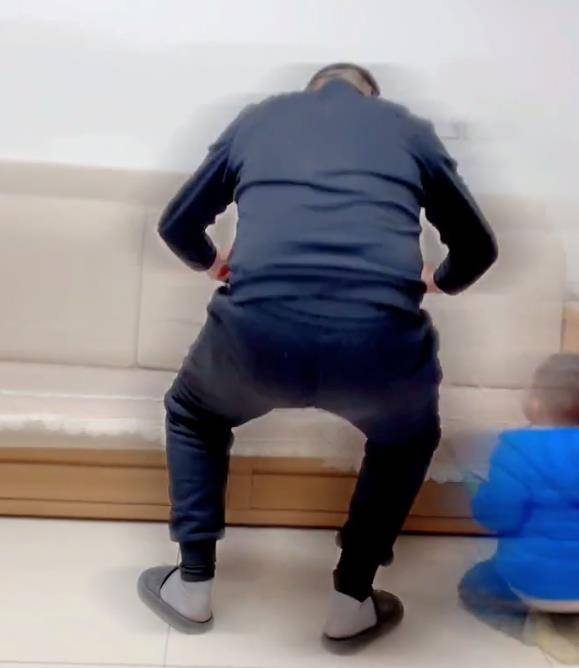 一家人|郭威陪奇奇玩“挑战18岁”，背影跟姚师兵重合，姚家基因太强大