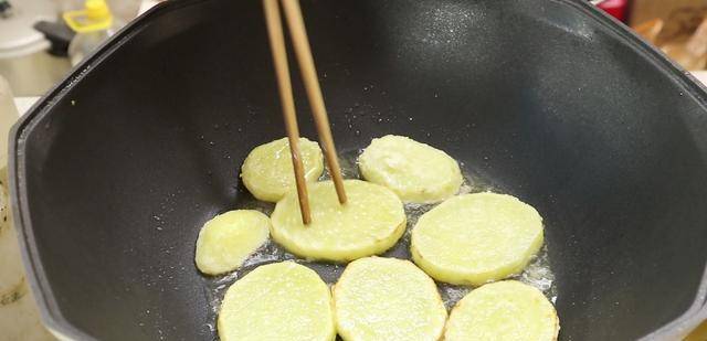 锅边|干锅土豆怎样做最好吃？学会这一招，土豆鲜香入味，吃着真过瘾