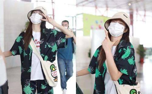 黑色 沈梦辰气色丝毫不减从前，穿绿色印花短袖好俏皮，性格太喜人