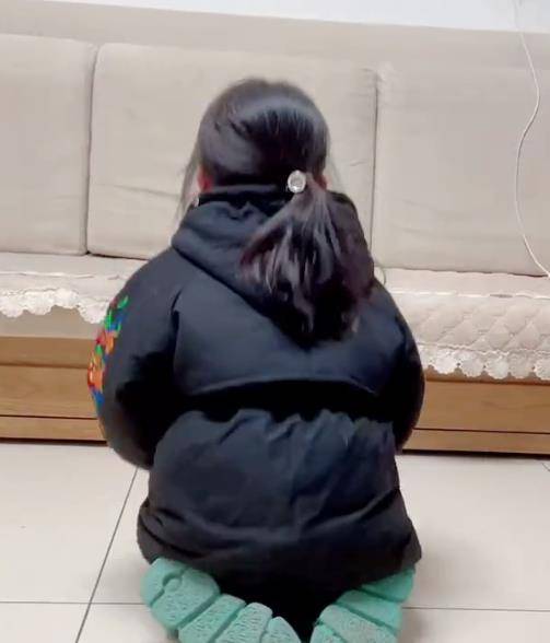 一家人|郭威陪奇奇玩“挑战18岁”，背影跟姚师兵重合，姚家基因太强大