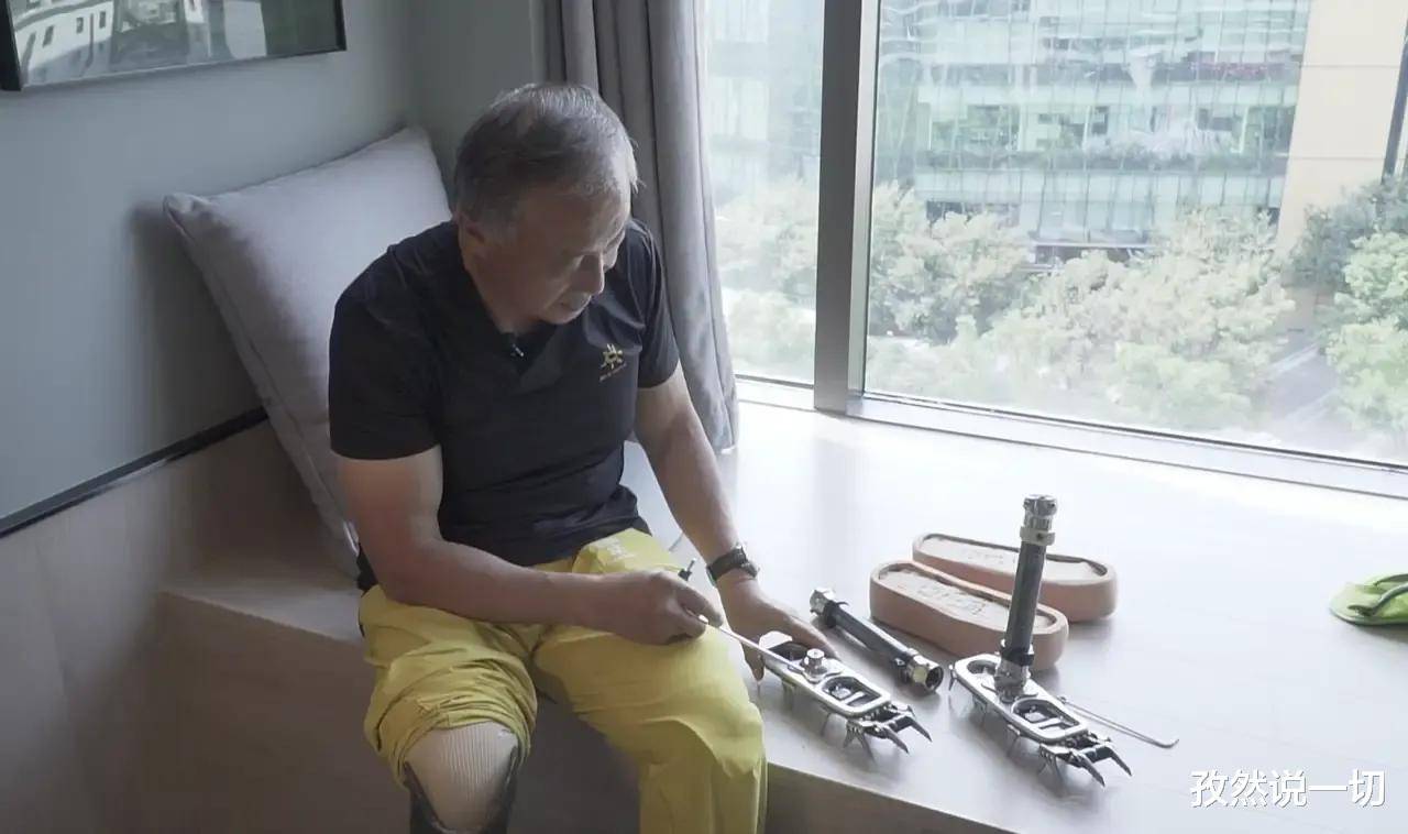 吴京|成龙演过他，吴京推荐他，胡歌为他献声配音，这位大爷凭什么？