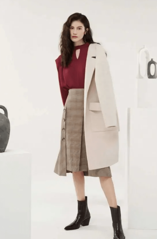 香芋 女人40岁后建议少穿黑色大衣，多穿这五个高级色，减龄又有气质