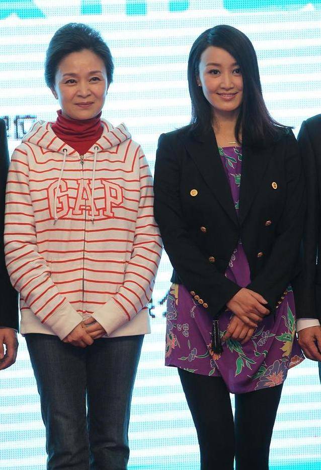 高领衫 “辣婆婆”刘莉莉扮起嫩来真不错，卫衣叠穿高领衫，好似俏皮学生