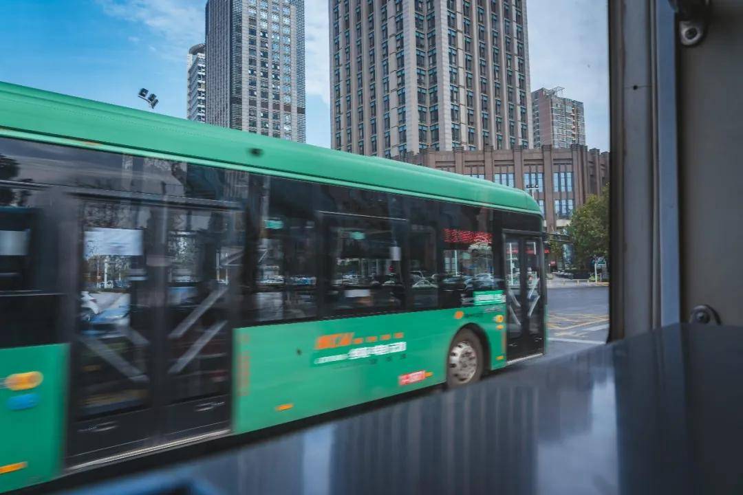 风景|总有人，偏爱郑州的公交车