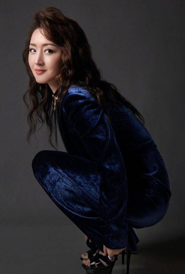玉女 48岁玉女杨钰莹真会穿，穿一袭蓝色丝绸西服套装，女强人风范十足