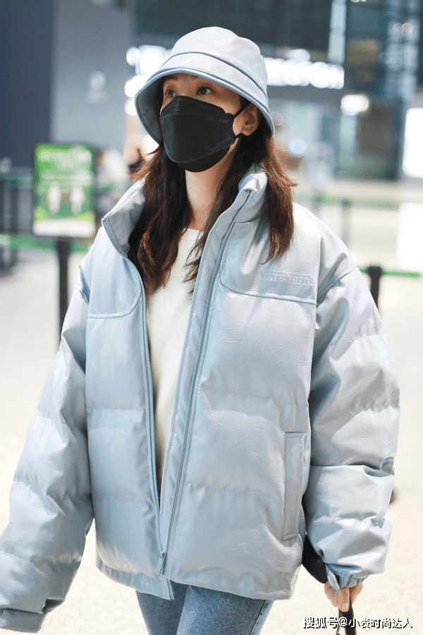 颜色 郑希怡穿冬装都比别人有范，皮面羽绒服配九分裤，时尚堪比小姑娘