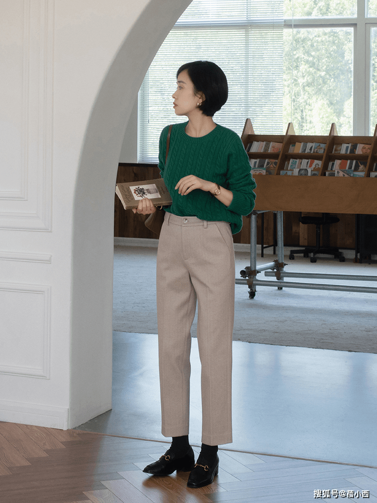 显得 卫衣已过时了，今年冬季流行“日系毛衣穿搭”，保暖舒适又优雅