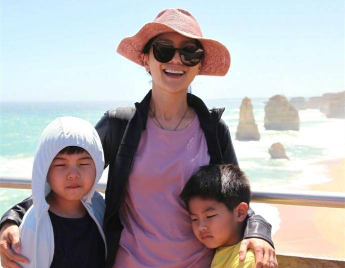 照相机|遗传沙溢易胖体质?胡可晒8岁安吉近照并吐槽:想念没有长胖的你