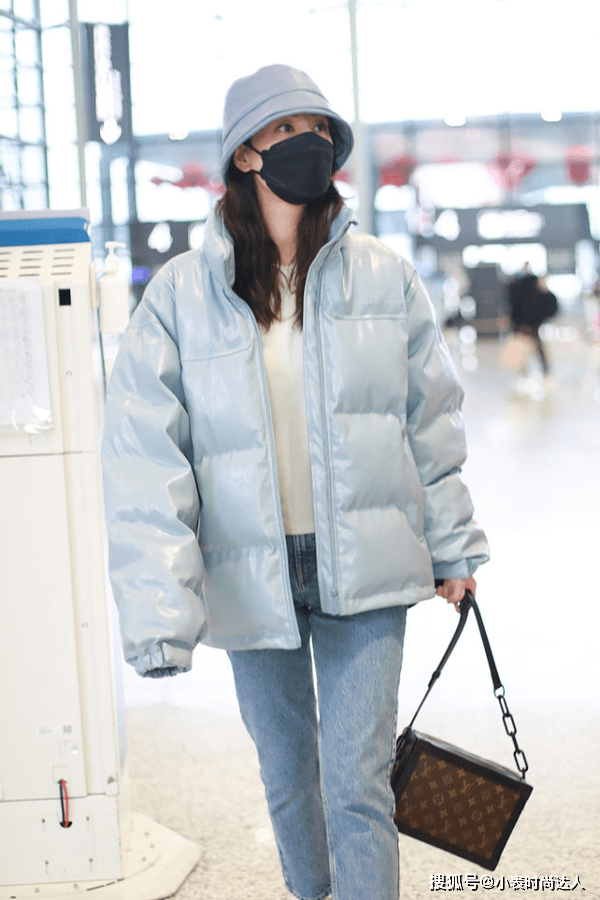 颜色 郑希怡穿冬装都比别人有范，皮面羽绒服配九分裤，时尚堪比小姑娘
