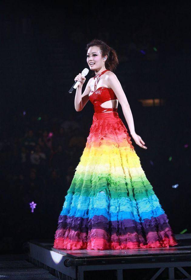 方包 女生试试这些“彩虹条纹”服饰，轻松打造女神范儿