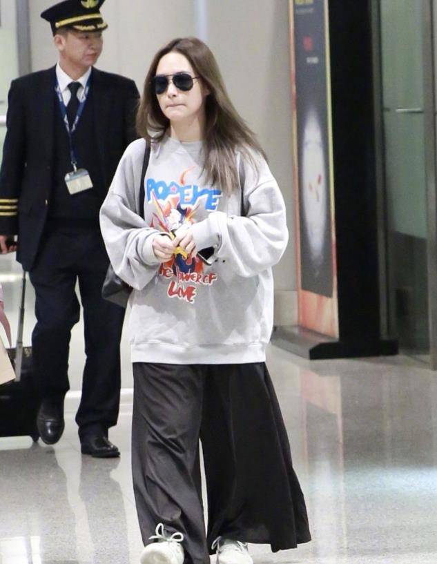 整体 38岁阿娇近照发福,颜值在线看着却老气,和结婚前比状态大变样