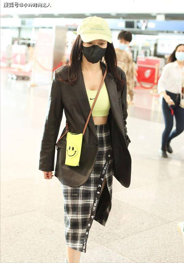 整体 秦岚带火一种潮流,叫“里面夏天,外面冬天”,时尚减龄太有范儿